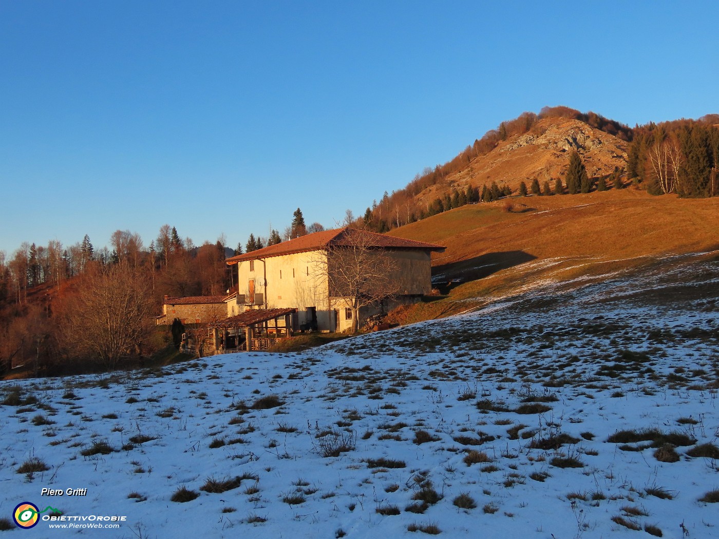 61 Cascina Vecchia con Vaccareggio colorato di iniziale tramonto.JPG